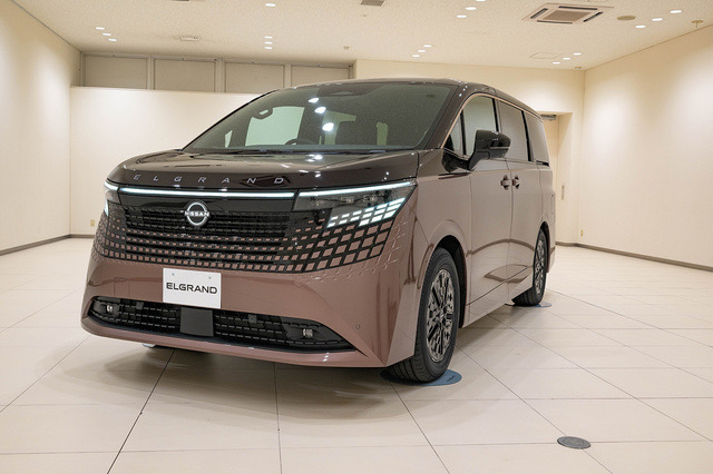 2014 Nissan Elgrand 1